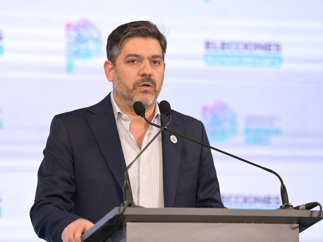 Carlos Bianco debió ser operado de urgencia en Barcelona, mientras acompañaba a Kicillof