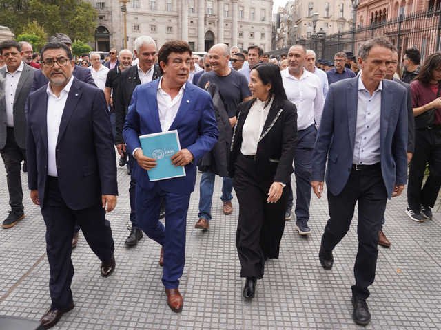 Intendentes del conurbano alertan por la caída de la recaudación y la mayor demanda de asistencia, pero aseguran que no hay riesgo de estallido