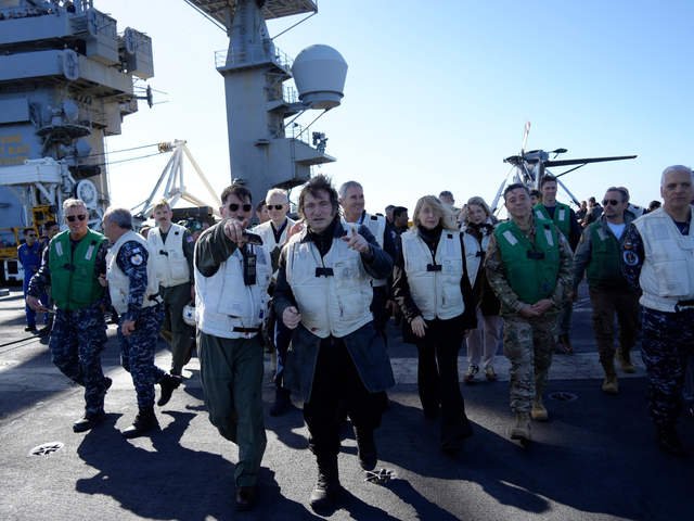 Javier Milei visita el portaaviones Nimitz, la inmensa nave a propulsión nuclear de los Estados Unidos que navega por Argentina