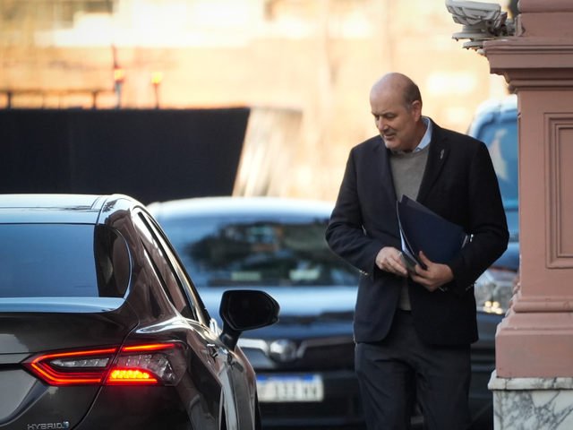 Sturzenegger comparó a los viñateros de Mendoza con el “Chiqui” Tapia por oponerse a una desregulación: “Hay que pegarle al chancho para que aparezca el dueño”