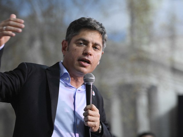 Kicillof, en modo campaña contra Milei: “Nos tiene hace dos años cruzando el desierto y le da anchoas a la gente”