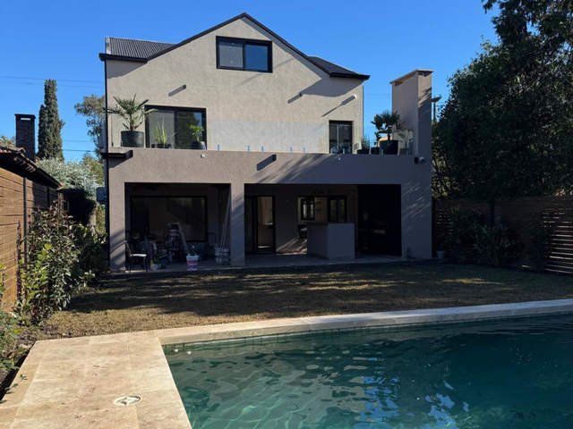 Sorpresa: mientras termina su declaración jurada, los vecinos vieron a Manuel Adorni en su casa de Indio Cua