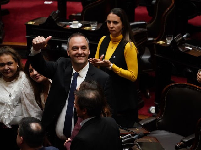 Con la oposición dividida, Manuel Adorni zafaría de la interpelación en Diputados y el Gobierno respira