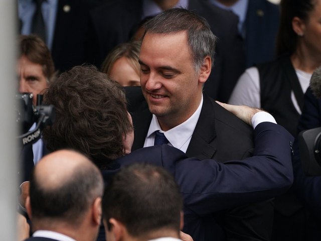 Milei avaló a Adorni con un reposteo en redes, pero crece la presión interna para que se vaya