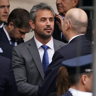 Ley Hojarasca: puntos conflictivos y un curioso artículo que habilita al Estado a comprar autos importados