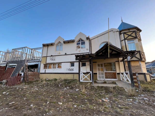 Encuentran un muerto dentro de un hotel de los Kirchner ocupado ilegalmente y la Justicia ordena su desalojo