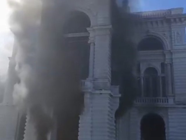 Incidentes con cooperativistas que prendieron fuego el acceso a la Municipalidad de La Plata