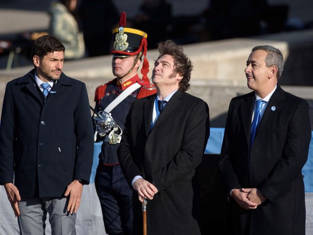 Acto de la Bandera: Javier Milei lleva a Manuel Adorni, espera a Patricia Bullrich y negocian el lugar de Villarruel