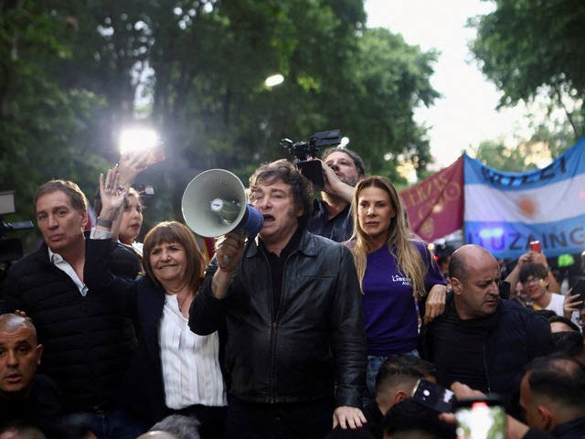 Rodeado de sus candidatos, Milei cierra la campaña en Rosario y apuesta a un repunte en las provincias clave