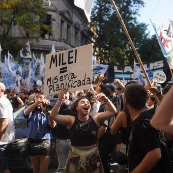 Dirigentes fieles, un ministro kicillofista y militancia con bombos en la marcha de apoyo a Cristina Kirchner por la causa de los Cuadernos