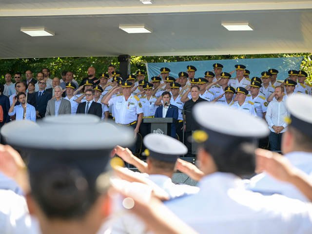 Silbidos y abucheos contra Kicillof durante el acto de egreso de oficiales de la Policía bonaerense