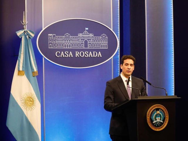 Así fue el debut del nuevo vocero Adrián Ravier: una catarata de cifras, tono monocorde, sin chicanas y el mantra “de Adorni no se habla”