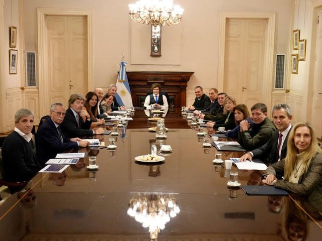 Milei encabezó la reunión de Gabinete, con Adorni a su lado, en otro fuerte gesto de apoyo en medio de los escándalos