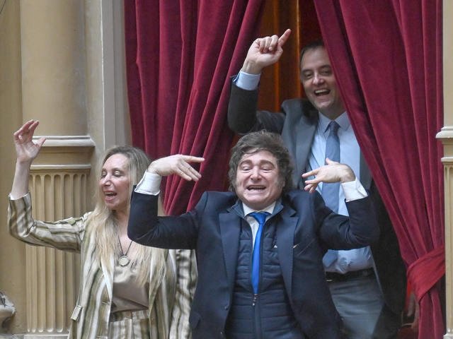 Llantos y desahogo por YPF y más nervios por Manuel Adorni en la cima de la Casa Rosada