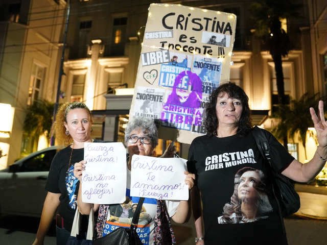 Cristina Kirchner internada: la militancia kirchnerista se acercó hasta el sanatorio Otamendi