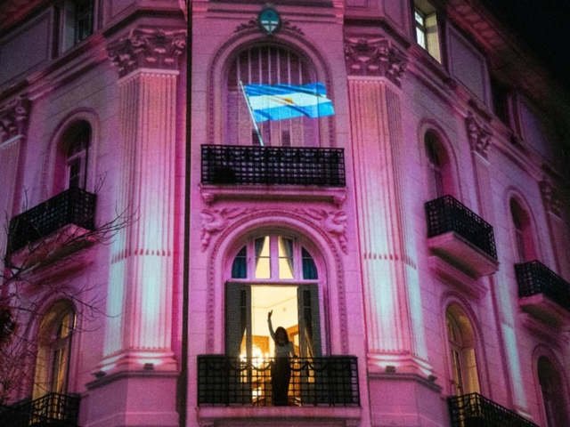 Un intendente organizó la proyección de la Casa Rosada en la fachada del edificio donde vive Cristina Kirchner