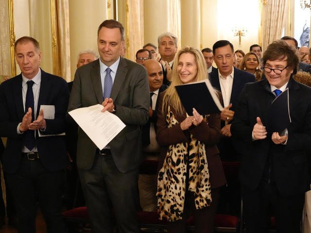 Otro gesto de Javier Milei hacia los evangélicos: oró con ellos en la Casa Rosada