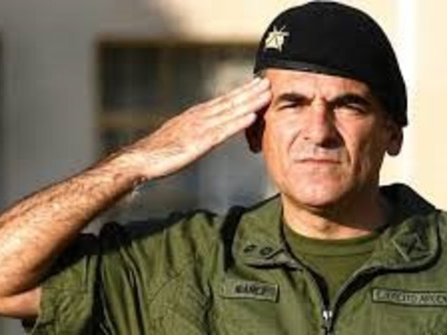 Apuran el ascenso del jefe de la Casa Militar en medio del escándalo por la compra de aviones