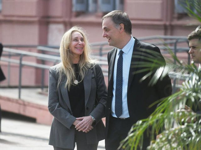 Manuel Adorni suma fotos con Karina Milei: ¿suma?