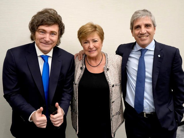 Nueva encuesta y cuatro alertas económicos para el Gobierno: sueldos, consumo, ahorros y deudas