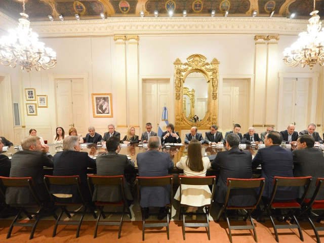 Una recepción a la medida de Milei, con pocos reclamos y los gobernadores compitiendo para llevarse el mejor saludo