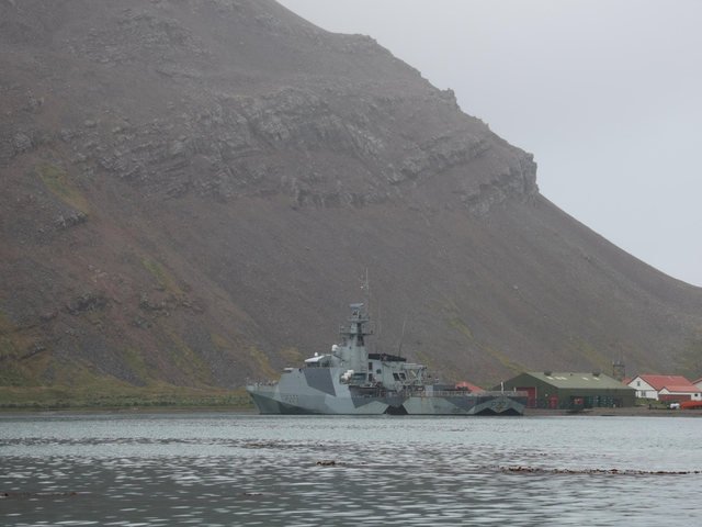 Malvinas: versiones cruzadas sobre un buque de guerra británico que navegó aguas argentinas