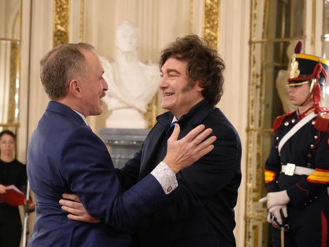 “Compartimos principios y valores que no se negocian”, dijo el embajador de Trump tras presentarle a Milei sus cartas credenciales