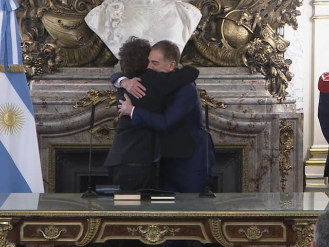 Santilli juró como jefe de gabinete: abrazo con Adorni y la presencia de 13 gobernadores