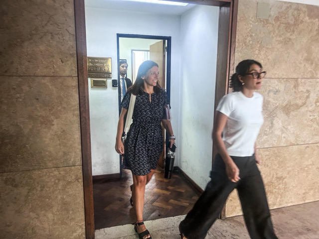 La Justicia dispuso medidas de protección sobre la secretaria de la empresa aérea que llevó a Manuel Adorni a Uruguay tras una denuncia de amenazas