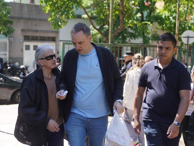 Los incómodos momentos de Manuel Adorni y Federico Sturzenegger: fueron increpados a los gritos al salir de votar