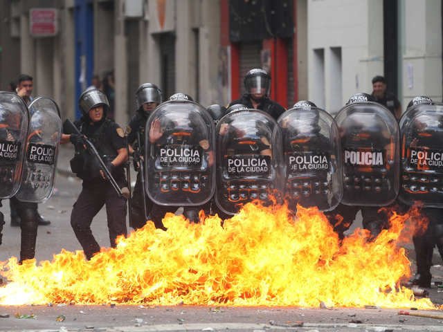 Un nuevo detenido por arrojar bombas Molotov en el Congreso: lo arrestaron en General Rodríguez