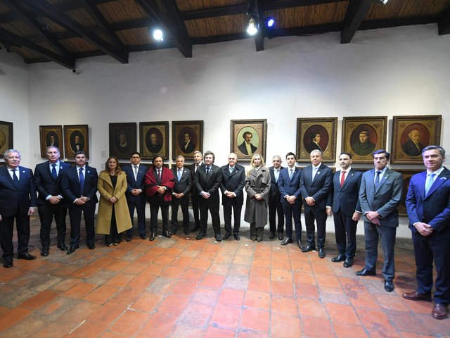 Milei encabezó en Tucumán el acto por el Día de la Independencia con una foto institucional con los gobernadores dialoguistas
