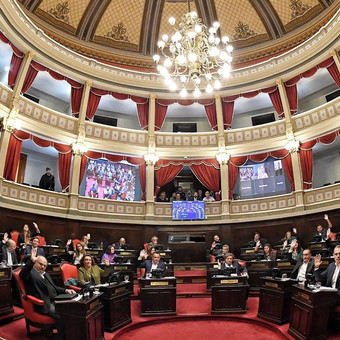 Con gritos, cruces y cortes de micrófono, la interna del PJ se coló en la primera sesión del año en el Senado bonaerense
