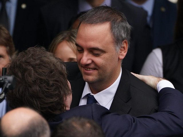 El fiscal quiere saber si Adorni hizo más viajes al exterior y si hubo una maniobra en la compra del departamento de Caballito