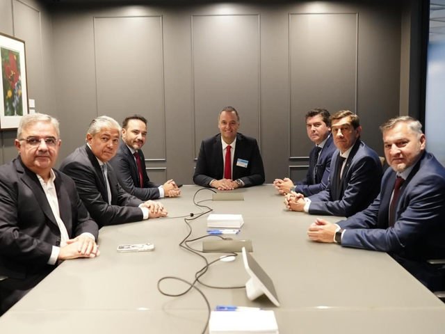 Escala la polémica por el viaje de Adorni con su esposa y ahora el jefe de Gabinete habla de campaña sucia