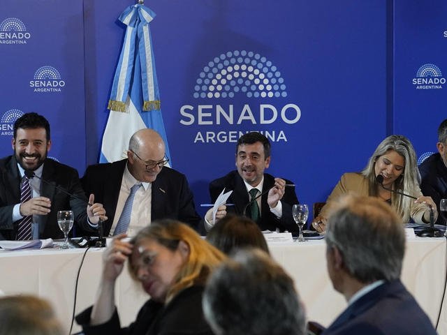 La polémica por “la carne de burro” se coló en un áspero debate en el Senado por el proyecto de propiedad privada