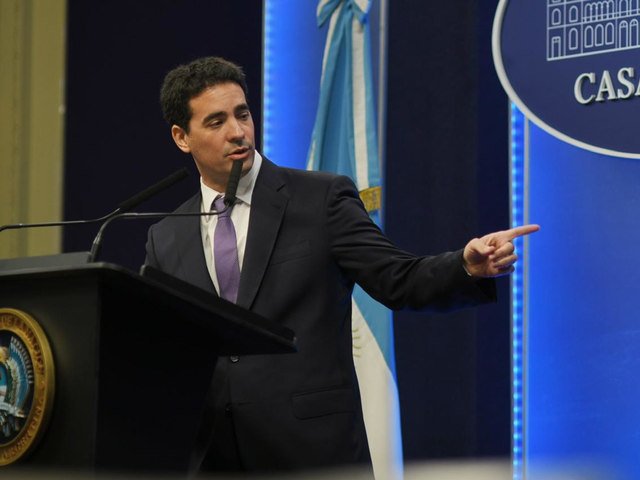 “Siendo un país bananero, nunca las vamos a recuperar”: el vocero presidencial se metió en el debate sobre Malvinas y la oposicion salió a cruzarlo