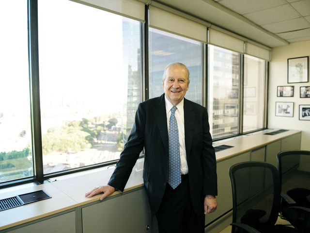 A horas del juicio, uno de los poderosos empresarios imputados en el caso Cuadernos logró que no lo acusen