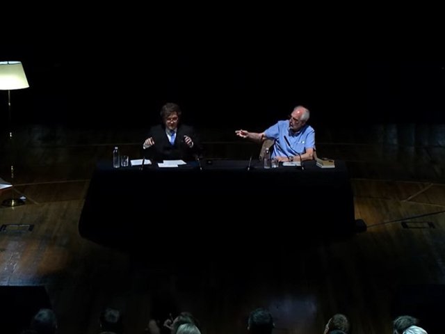 El presentador de una charla de Milei lo equiparó a Adam Smith: “No se casó con ninguna mujer, se casó con las ideas, como el Presidente”