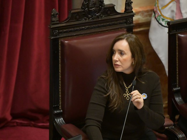 “Una vergüenza su accionar y sus explicaciones”, Victoria Villarruel cruzó duro a Manuel Adorni e ironizó sobre un “pendrive mágico”