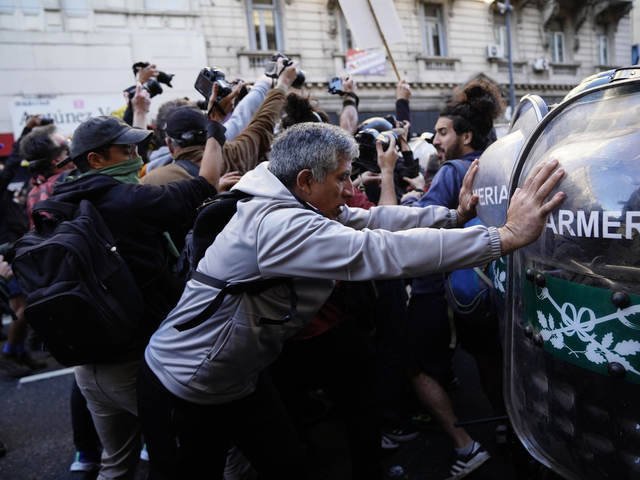 El Gobierno apelará un fallo que busca dejar sin efecto el protocolo antipiquetes y Patricia Bullrich apuntó contra los antecedentes del juez