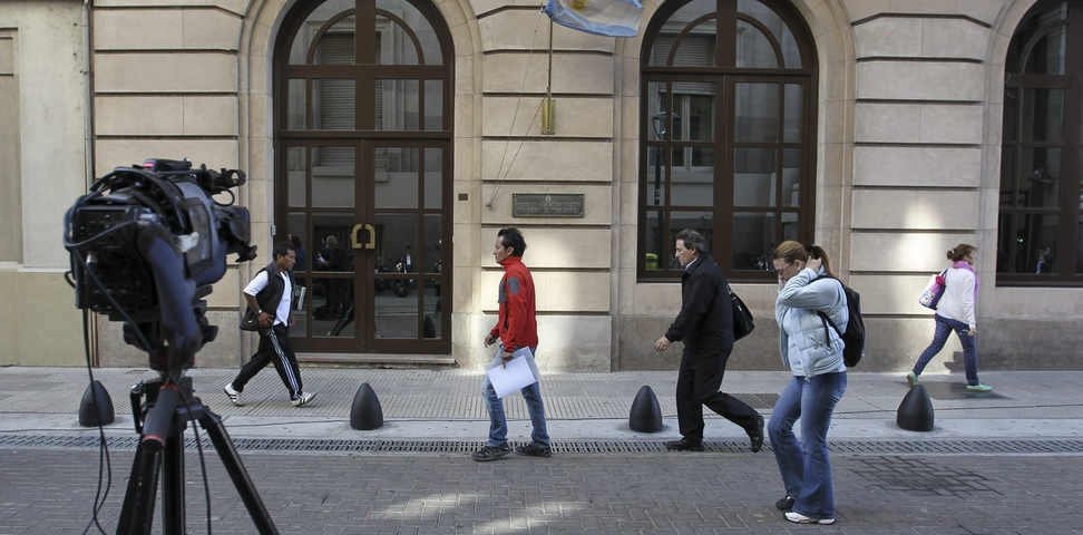 Por decreto, achican la estructura a la SIDE pero le dan más poder