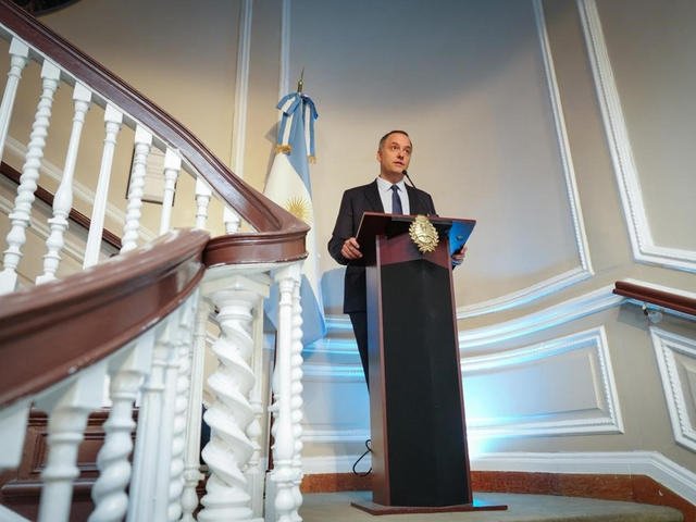 “Vengo una semana a deslomarme a Nueva York, quería que mi esposa me acompañe”: Manuel Adorni defendió el viaje de su mujer en el avión presidencial