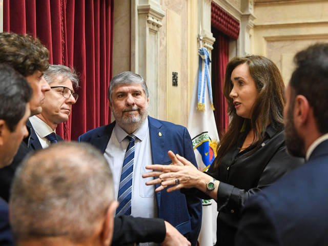 La oposición se prepara para ratificar la ley de DNU, pero el oficialismo especula con las fechas para que quede en un limbo