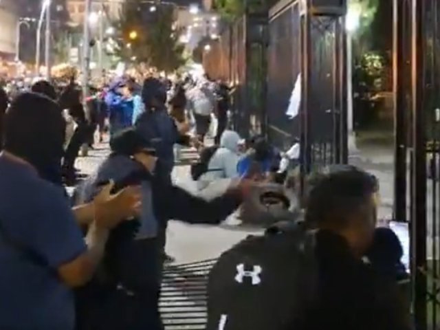 Incidentes por un reclamo salarial de la Policía de Jujuy: rompieron una reja de la Casa de Gobierno