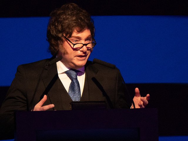 Javier Milei explicó su plan para que la IA se desarrolle sin regulación en Argentina y publicó un texto en el Financial Times en busca de inversiones