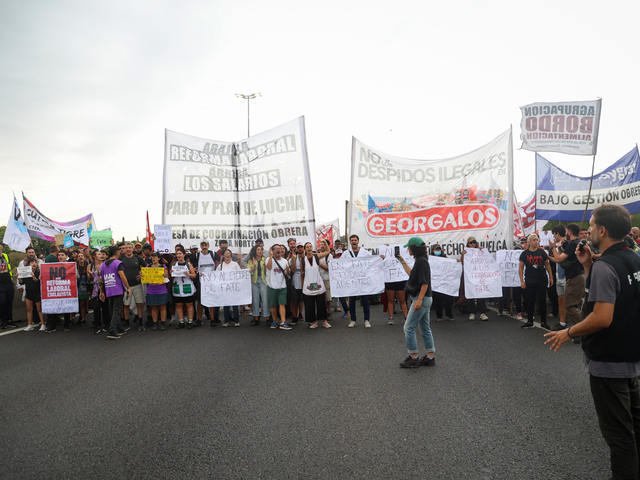 Trabajadores de Fate cortaron la Panamericana, en el ramal Tigre, y Gendarmería intenta liberar el tránsito