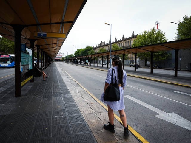 El paro de la CGT arrancó con más autos en la calles, pocos colectivos y los que buscan cómo viajar