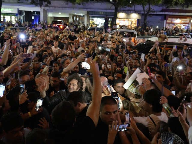 Rodeado por una multitud, Milei recorrió el centro de Mar del Plata y prometió leyes de “un país razonable”