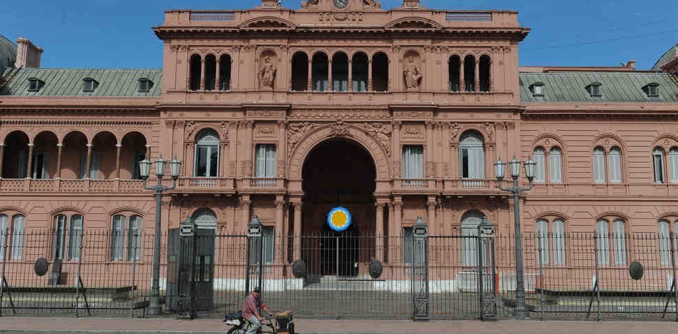 El Gobierno prohíbe el acceso a Casa Rosada y Diputados de acreditados de medios que publicaron notas de la supuesta campaña rusa contra Milei